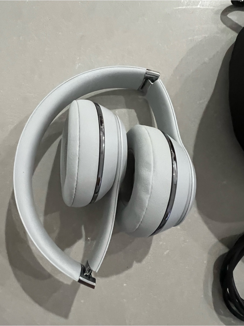 Beats by Dre On-Ear Headphones in White and silver with Black Case - Picture 3 of 5